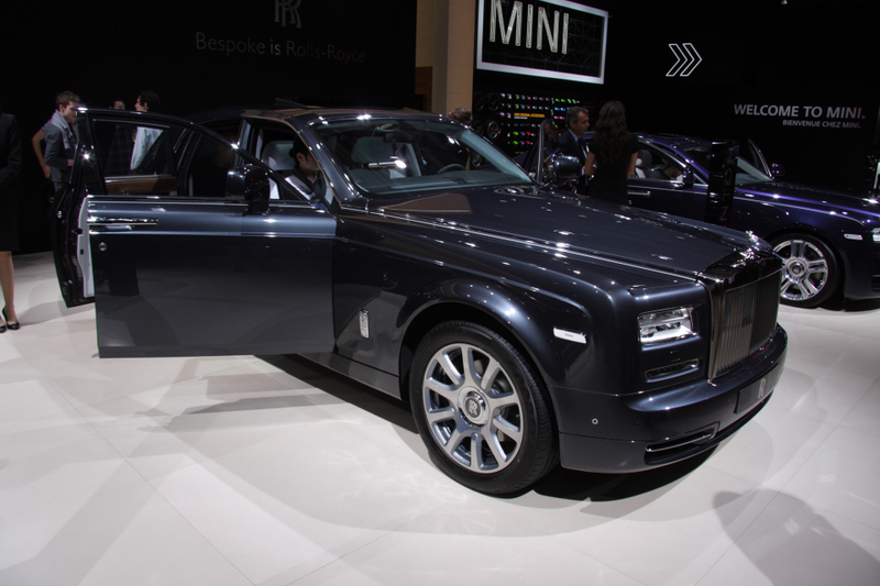 Illustration for article titled This $600K Rolls-Royce Has A City Carved Into Its Interior